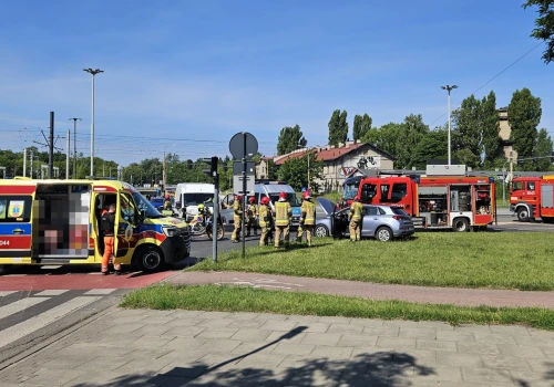 Rozbity radiowóz na al. Włókniarzy w Łodzi. Zderzył się z samochodem dostawczym