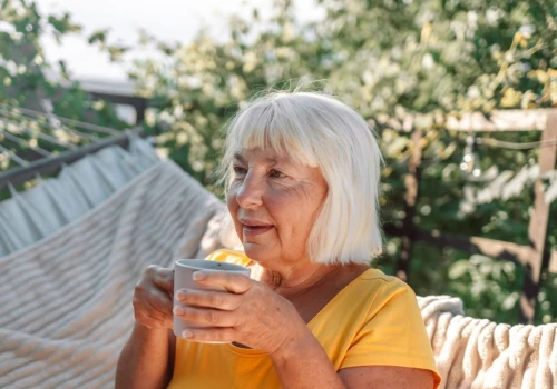 Wysoka temperatura zmienia zasady gry. Tak seniorzy powinni pić kawę latem