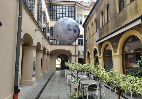 Wielki Księżyc zawisł nad Pasażem Tertila