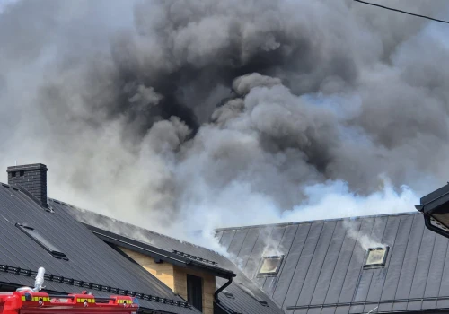 Pożar hali w Winowie. Na miejscu około 30 zastępów