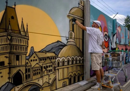 Polak współtworzy 700-metrowy mural w Pradze. Maciej Kreda maluje „Stworzenie Pragi”