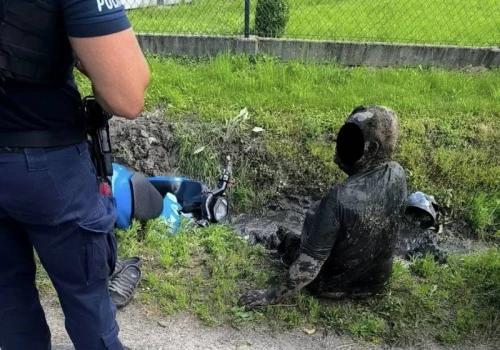 Wpadł do rowu skuterem. Kompletnie pijany