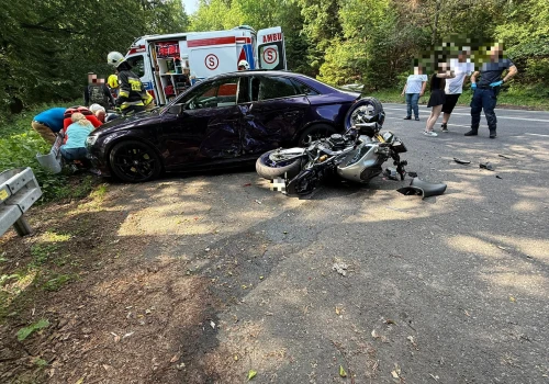 Groźnie wyglądające zdarzenie na Salmopolu. Motocyklista zderzył się zosobówką