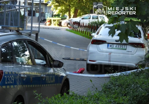 Brutalny atak na kierowcę przewozu osób na Bródnie. Krew na chodniku i aucie. Na miejscu pracuje policja