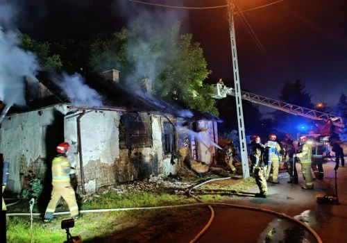 Pożar w Lublinie. Płonie drewniany budynek mieszkalny, dym widać w całym mieście