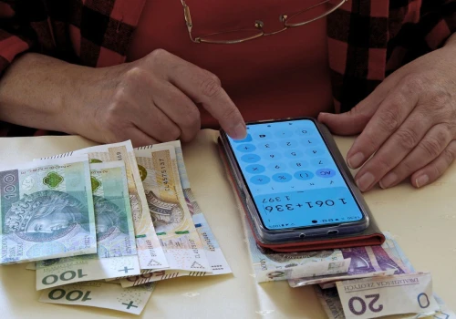 Pracujący emeryci płacą składkę, z której nie skorzystają. Resort pracy nie widzi problemu