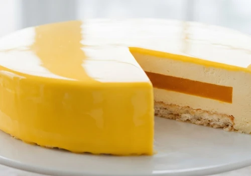 Nowoczesne oblicze cukiernictwa. Musowy tort z lustrzaną polewą
