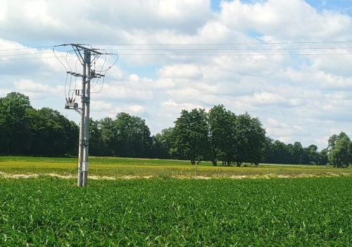 Słupy energetyczne i gazociągi na prywatnych działkach. Adwokat wyjaśnia, jak dochodzić swoich praw