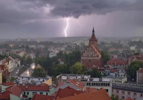 Ostrzeżenie drugiego stopnia przed burzami. Możliwy silny wiatr i opady gradu