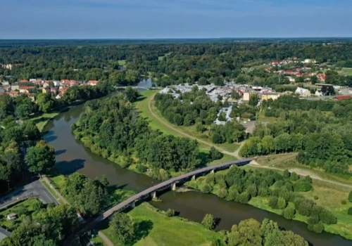 Dwie godziny drogi od Wrocławia jest największy w Polsce park w stylu angielskim, w którym wytyczono granicę państwową