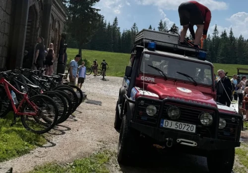 Piorun poraził rowerzystkę w Górach Izerskich. Kobietę udało się uratować