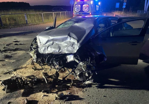 Groźne zderzenie dwóch aut pod Pieniężnem. Dwie osoby trafiły do szpitala