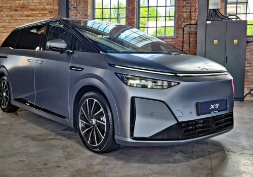 Xpeng X9 rzuca wyzwanie Mercedesowi. Ma lodówkę, telewizor i 615 km zasięgu
