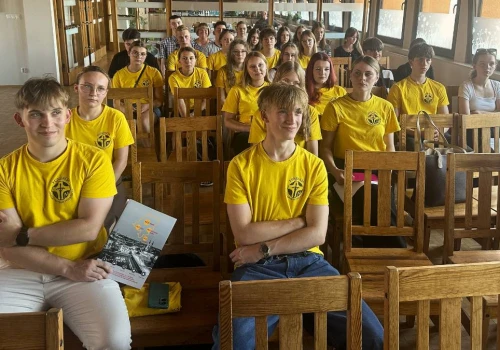 Młodzi i bardzo zdolni. Potrzebowali pomocy, żeby rozwijać swoje talenty. I ją dostali