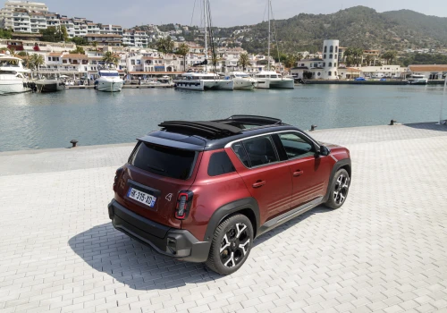 Renault 4 E-Tech Plein Sud – elektryczny crossover z otwieranym dachem