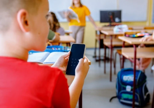 Od 1 września duża zmiana dla milionów uczniów. Chodzi o telefony