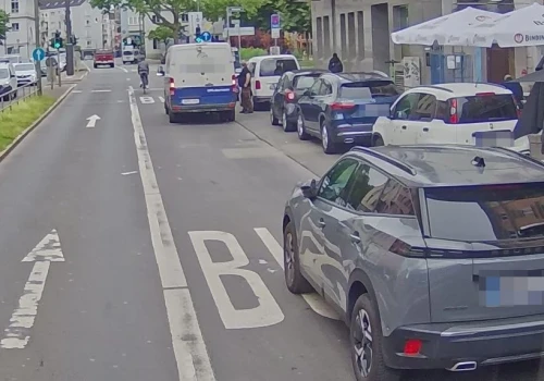 Autobusy z kamerami kontra kierowcy blokujący buspasy i przystanki. Frankfurt rozszerza pilotaż