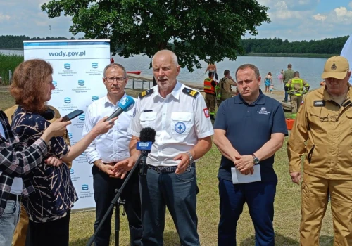 Bezpieczne wakacje nad wodą. Nad jeziorem Rotcze zainaugurowano letnią kampanię informacyjną