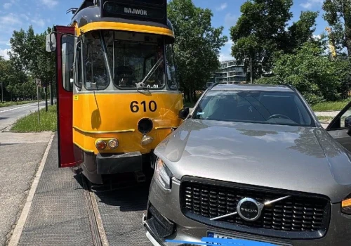Zabytkowy tramwaj zderzył się z samochodem. Wstrzymano kursowanie linii 0