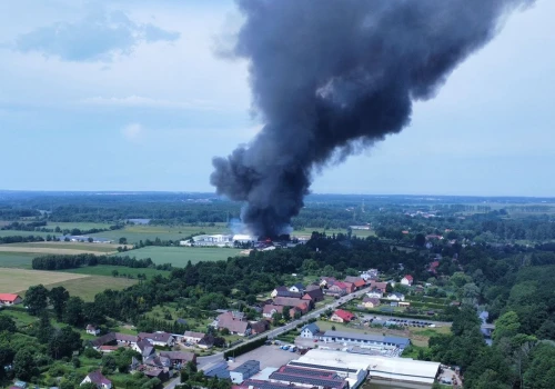 Pożar na terenie fabryki aerozoli w Charnowie. Trwa akcja strażaków