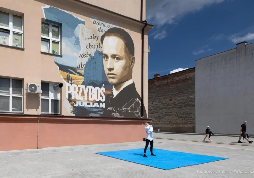 Wyjątkowy mural na rzeszowskiej szkole. Poetycki rap na odsłonięciu dzieła