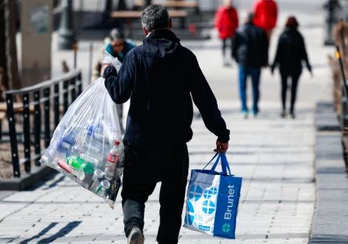 Koniec z trzymaniem butelek i puszek. System kaucyjny sam odbierze z domu
