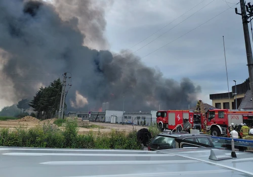 Pożar zakładu w Charnowie. Zdecydowano o ewakuacji mieszkańców