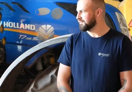 Ma 360 ha i tylko dwa ciągniki. Rolnik poszedł pod prąd