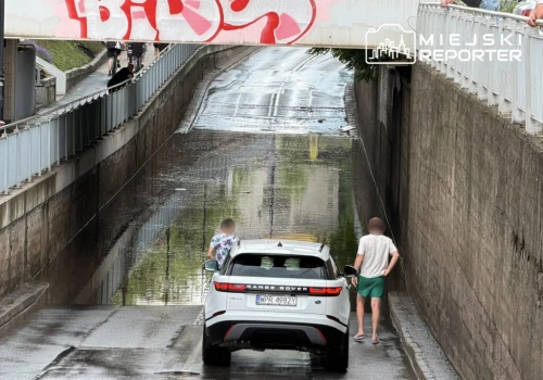 Gwałtowna burza przeszła pod Warszawą. Połamane drzewa, zalane drogi, trwa akcja służb