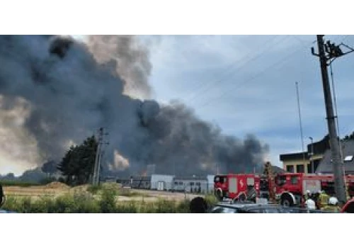 Charnów: Potężny pożar fabryki aerozoli. Ewakuowano mieszkańców