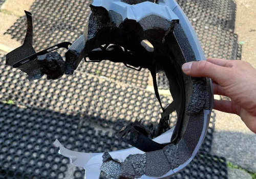 Piorun roztrzaskał kask. Rowerzystka przeżyła