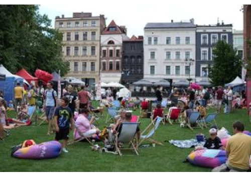 Trawa na Rynku Staromiejskim podczas Dni Torunia - przyciąga i zachęca do piknikowania