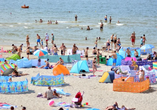 Za parawan na plaży grozi mandat. Można zapłacić 500 zł kary