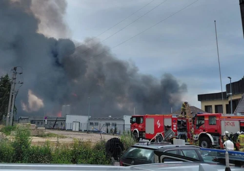 Pożar w Charnowie jest ogromny. Fabryka Aerosol Service to bomba chemiczna