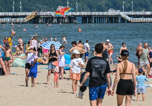 Zdążyli przed załamaniem pogody. Tłumy turystów na plaży w Sopocie