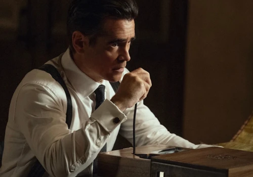Colin Farrell zachwyca w roli detektywa. 