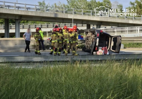 Zderzenie na Wisłostradzie. Chrysler uderzył w bariery, Lexusa i dachował