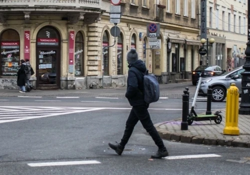 Czy pieszy ma pierwszeństwo, kiedy nie przechodzi po przejściu?