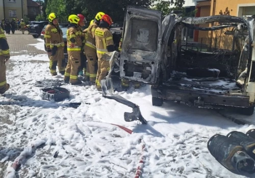 Dwa samochody spalone, kilka uszkodzonych. Pożar i wybuch butli z gazem w Podlaskiem