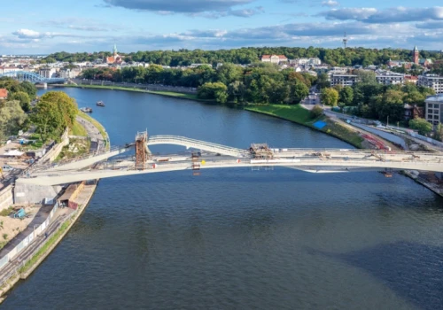 130 metrów nowej architektury nad Wisłą. Futurystyczna kładka na finiszu