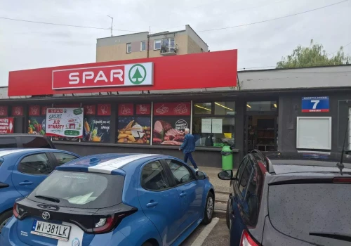 SPAR przejmuje sklepy po Delikatesach Centrum. Eurocash zamyka, a konkurent rośnie