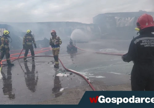 Pożar fabryki aerozoli opanowany, trwa dogaszanie