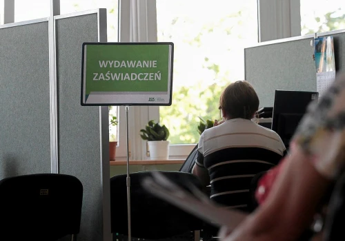 ZUS wydaje ją bezpłatnie. Wielu seniorów nie wie, co naprawdę daje ten dokument
