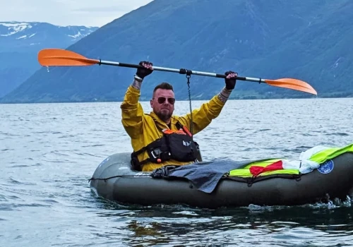 Ariel Milkowski i Maksymilian Gromadzki płyną przez norweski fiord dla chorych dzieci