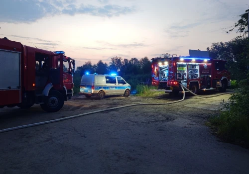 Z ostatniej chwili: Słup czarnego dymu w Wapienicy. Ogniem objęte kontenery na budowie – foto