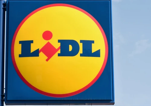 To nie Lasocki, ani Birkenstock. To klapki na korku z Lidla za 39,99 zł. Hit na upały
