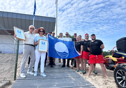 Błękitna Flaga znów powiewa nad świnoujską plażą