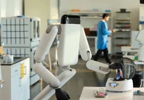 Humanoidalny robot Eno ma pracować w szpitalach, laboratoriach i fabrykach