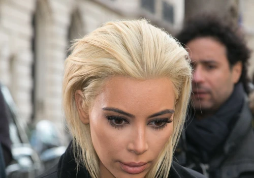 Kim Kardashian zaskoczyła metamorfozą. Platynowy blond i stylizacja rodem z Hollywood
