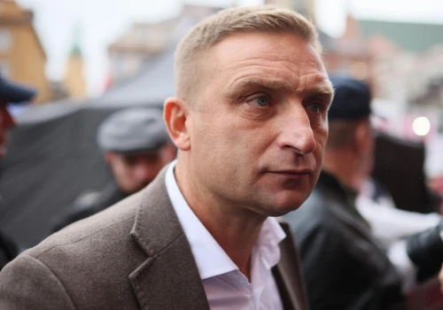 W PiS wściekłość na Bąkiewicza. 